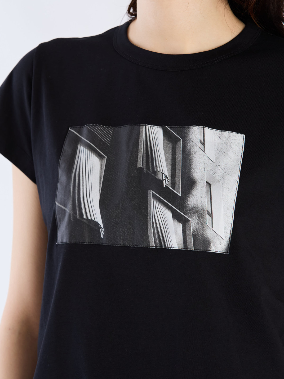 FEMME ウィメンズ コットン プリント 半袖 アーティスト Tシャツ ”Hugo Naccache” ブラック