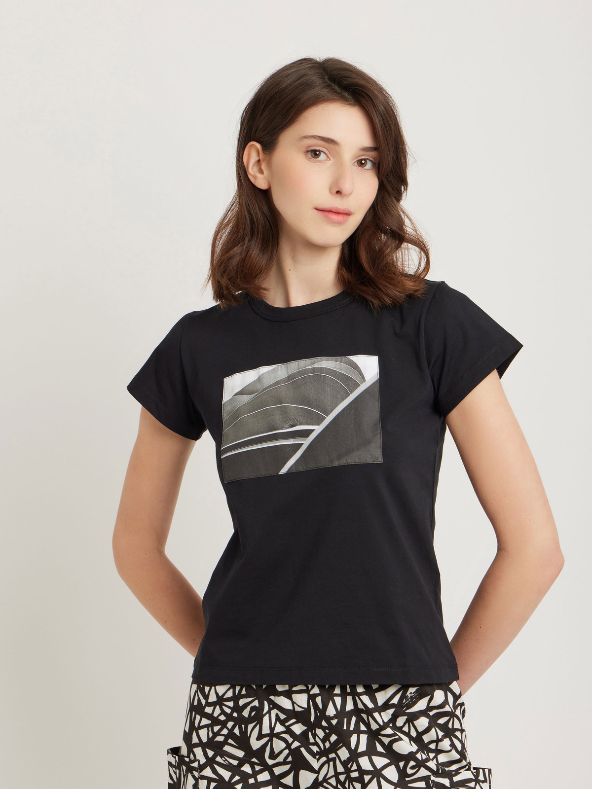 FEMME ウィメンズ コットン プリント 半袖 アーティスト Tシャツ ”Hugo Naccache” ブラック