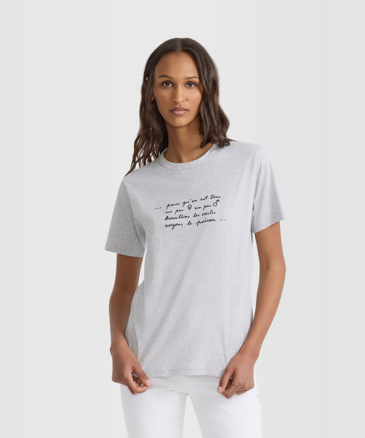 FEMME ウィメンズ メッセージ プリント コットン 半袖 Tシャツ "Parce qu'on est tous …" グレー