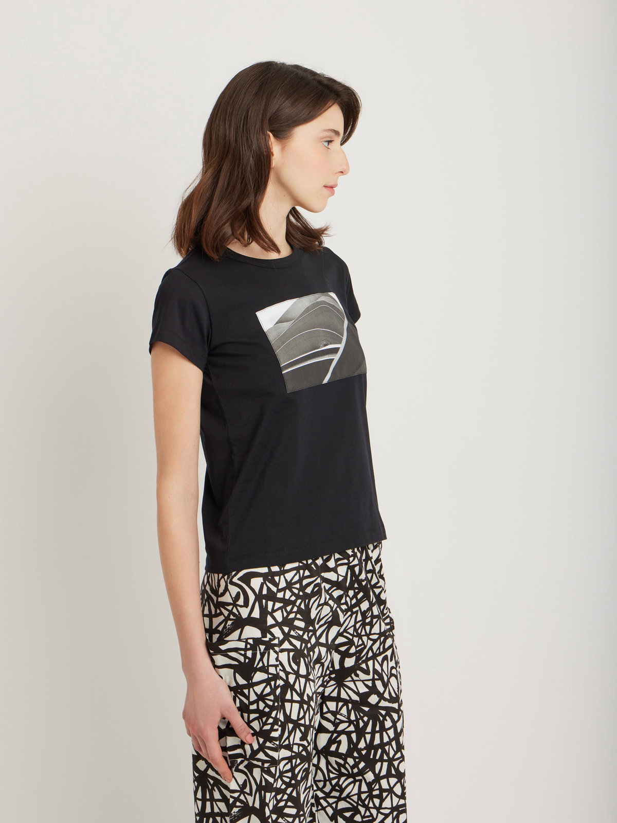 FEMME ウィメンズ コットン プリント 半袖 アーティスト Tシャツ ”Hugo Naccache” ブラック