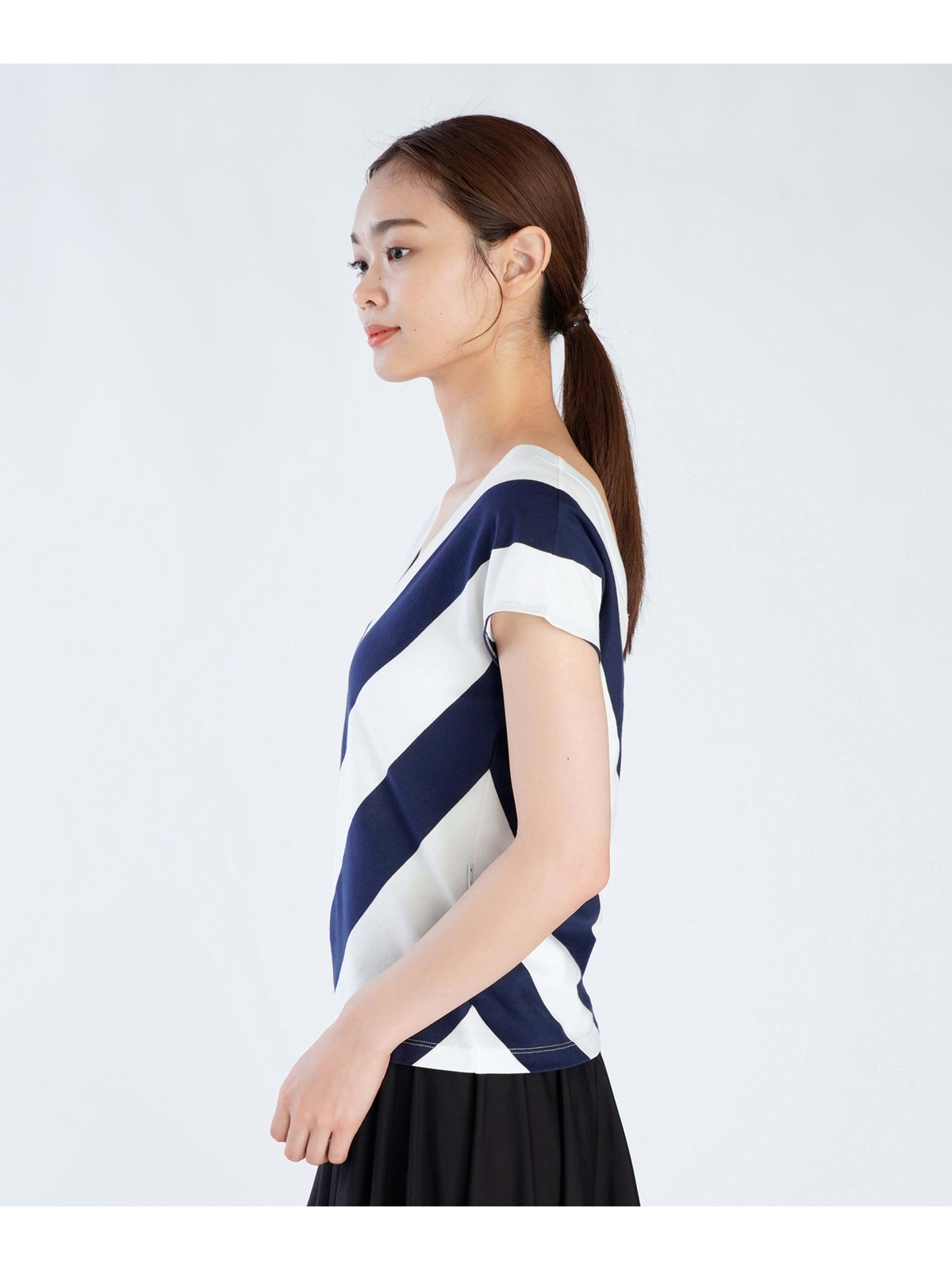 FEMME ウィメンズ 斜線ストライプ コットン Vネック ノースリーブ Tシャツ ”Mellie” ネイビー×ホワイト