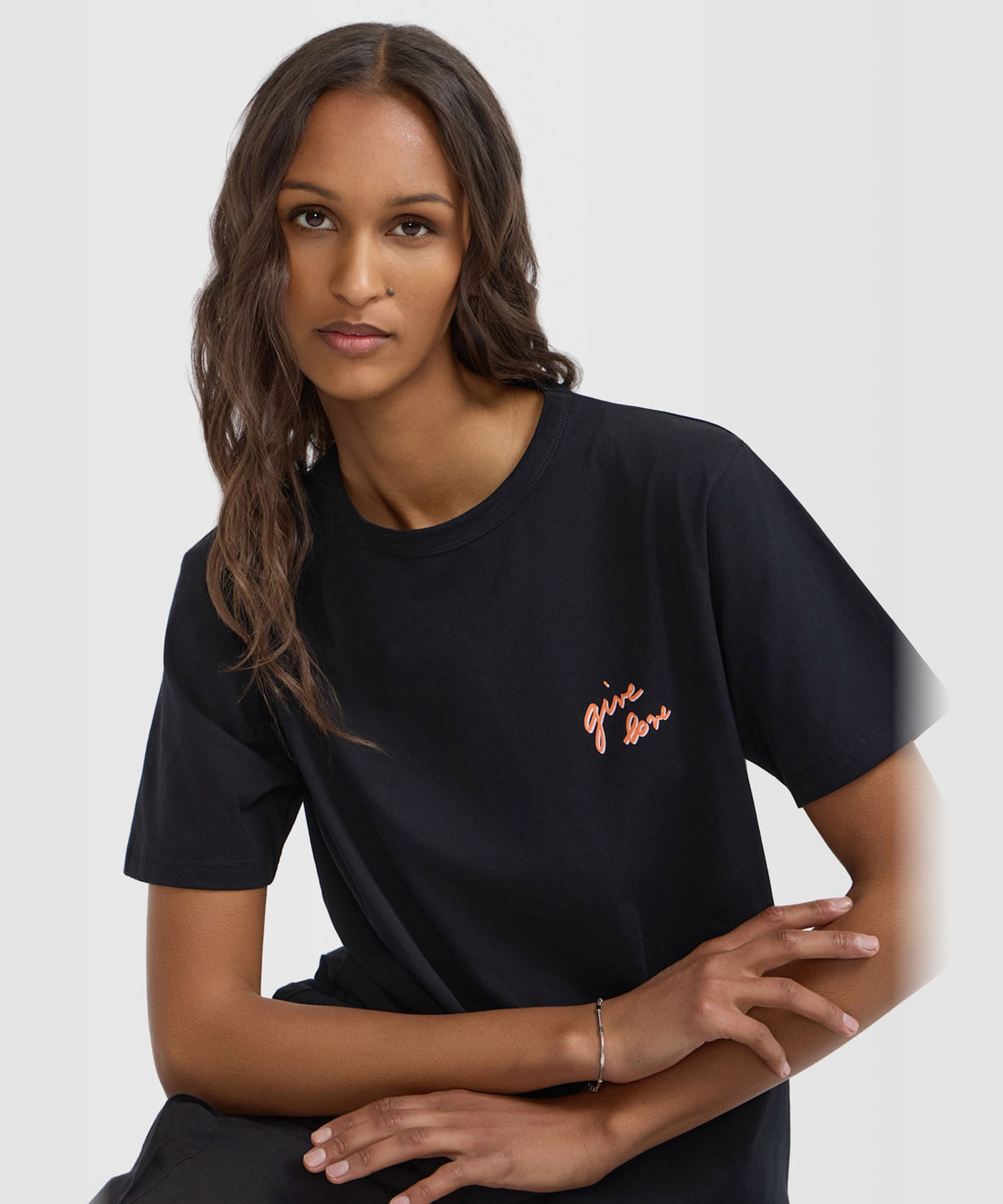 FEMME ウィメンズ メッセージ プリント コットン 半袖 Tシャツ "Give love" ブラック