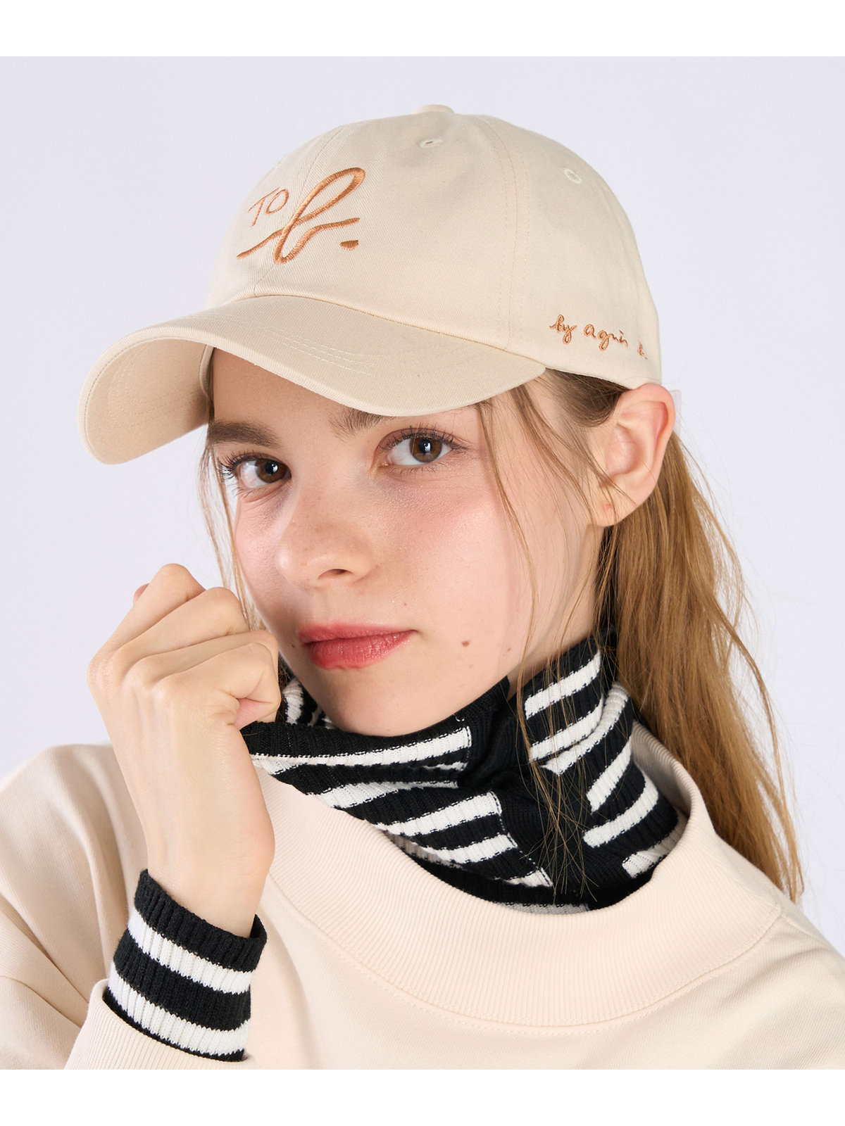 To b. by agnès b. ”To b.” ビッグロゴ 刺繍 キャップ ホワイト