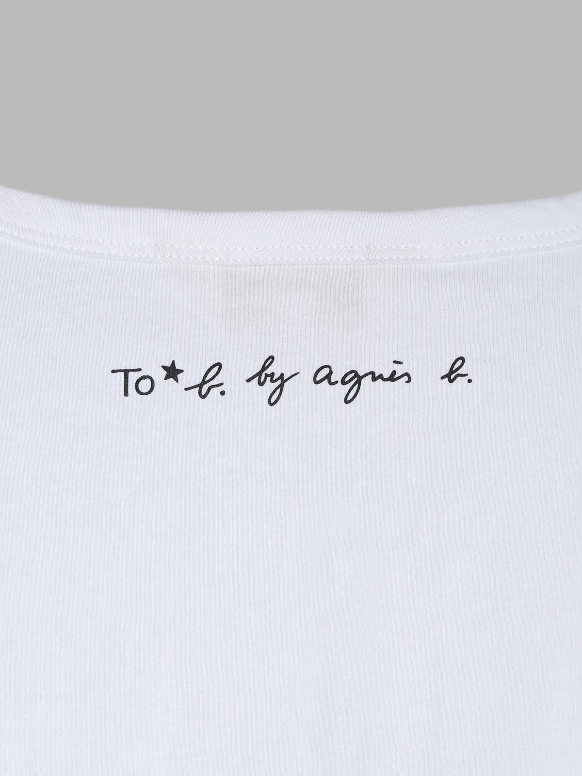 To b. by agnès b. 【Outlet】メッセージ プリント コットン 半袖 Tシャツ "merci ! a tous!!" ホワイト