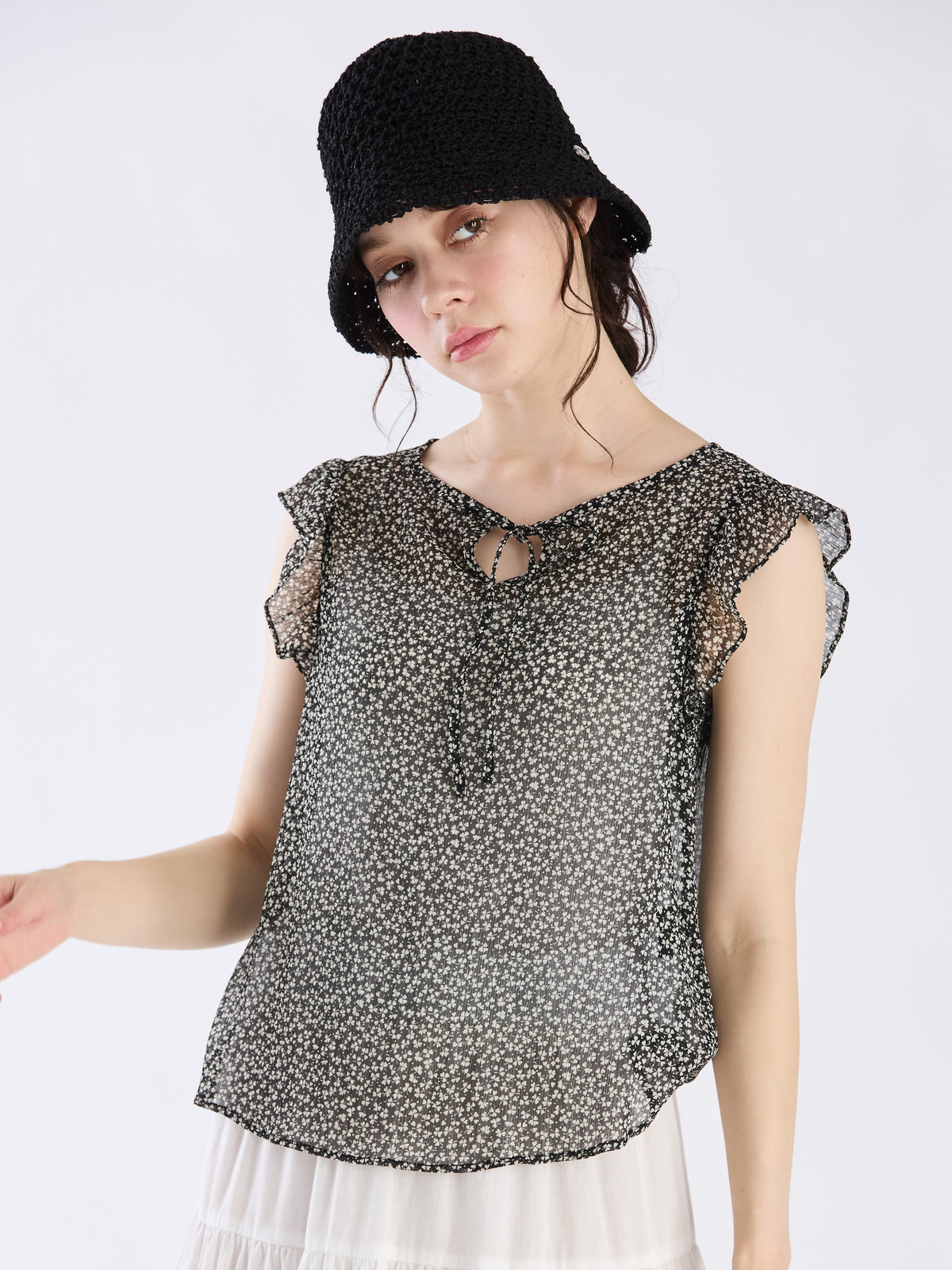 To b. by agnès b. 【Outlet】クローバープリントフリルブラウス ブラック