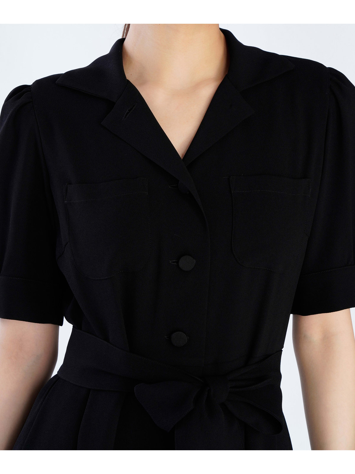 FEMME ウィメンズ ブラック トリアセテート クレープ オープンカラー 半袖 ワンピース ”Marilor” ブラック