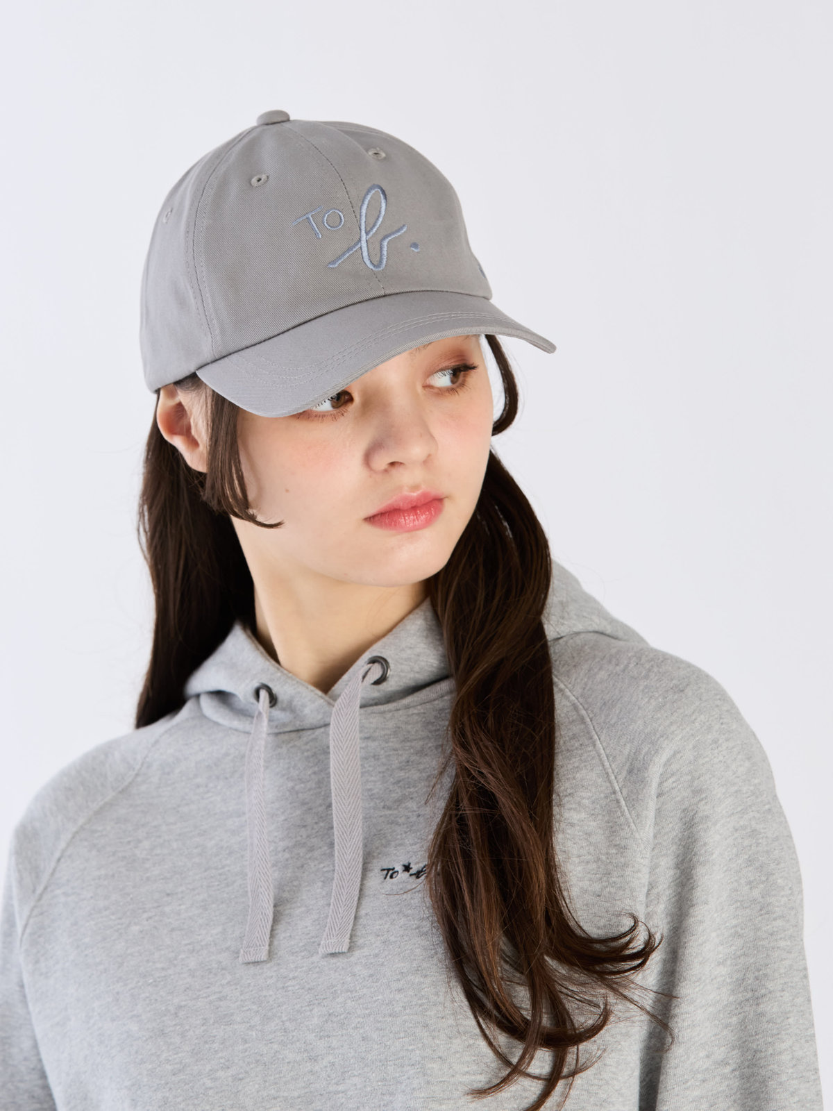 To b. by agnès b. ”To b.” ビッグロゴ 刺繍 キャップ グレー
