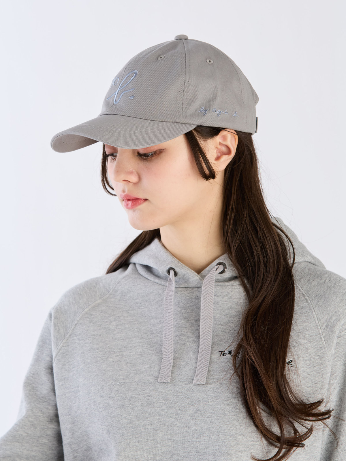 To b. by agnès b. ”To b.” ビッグロゴ 刺繍 キャップ グレー