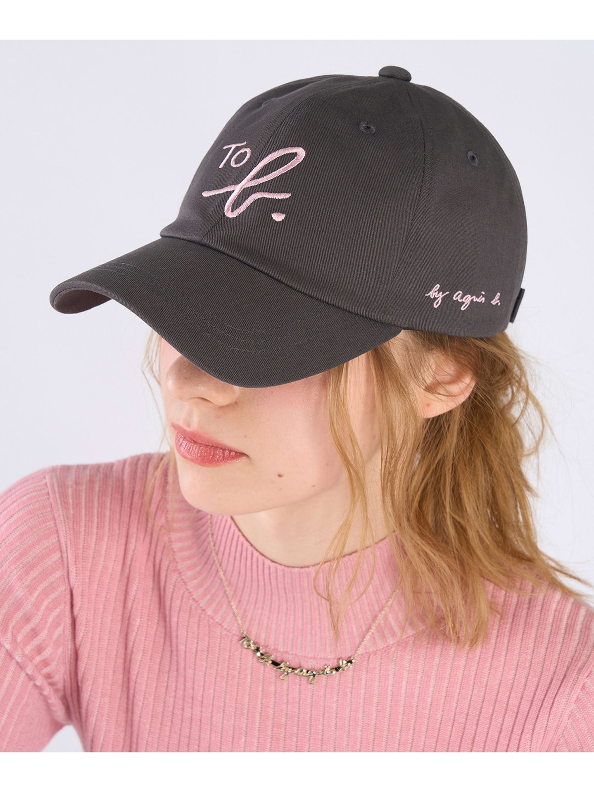 To b. by agnès b. ”To b.” ビッグロゴ 刺繍 キャップ チャコールグレー