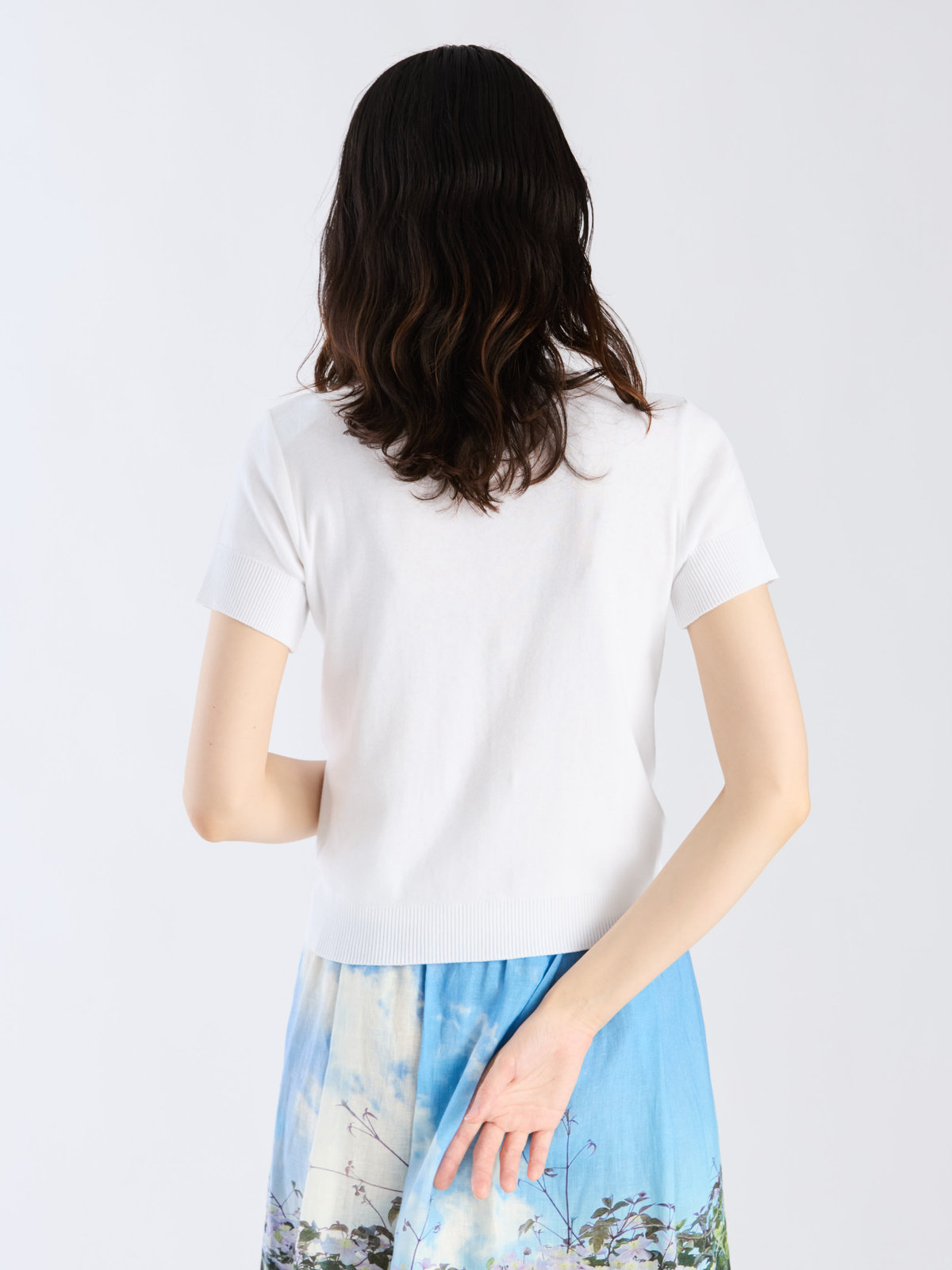 FEMME ウィメンズ "b."ロゴ刺繍 コットンニット 半袖 カーディガンプレッション "Swing" ホワイト