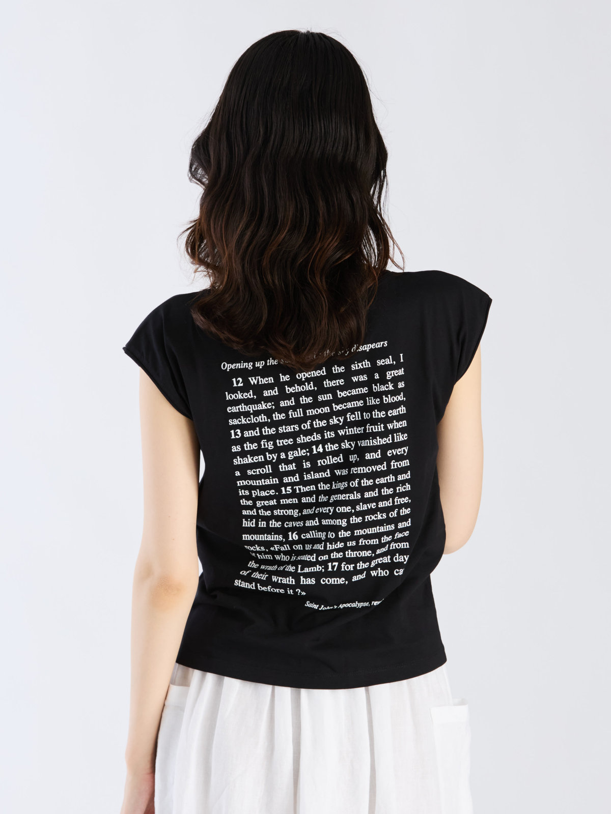 FEMME ウィメンズ オーガニックコットン プリント ノースリーブ Tシャツ ”Apocalypse selon St Jean” ブラック