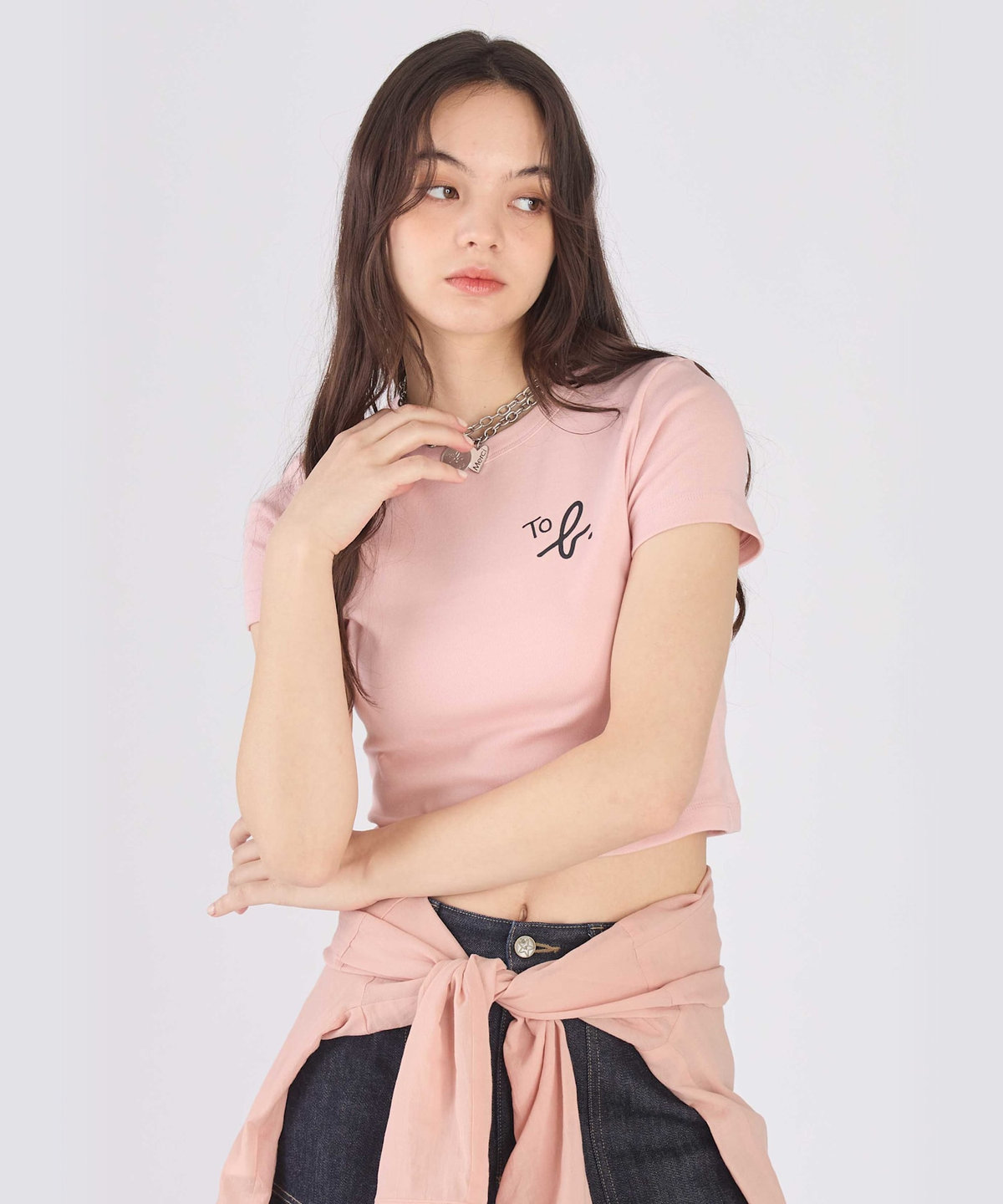 To b. by agnès b. "To b."ロゴ コットン 半袖 クロップド Tシャツ ペールピンク