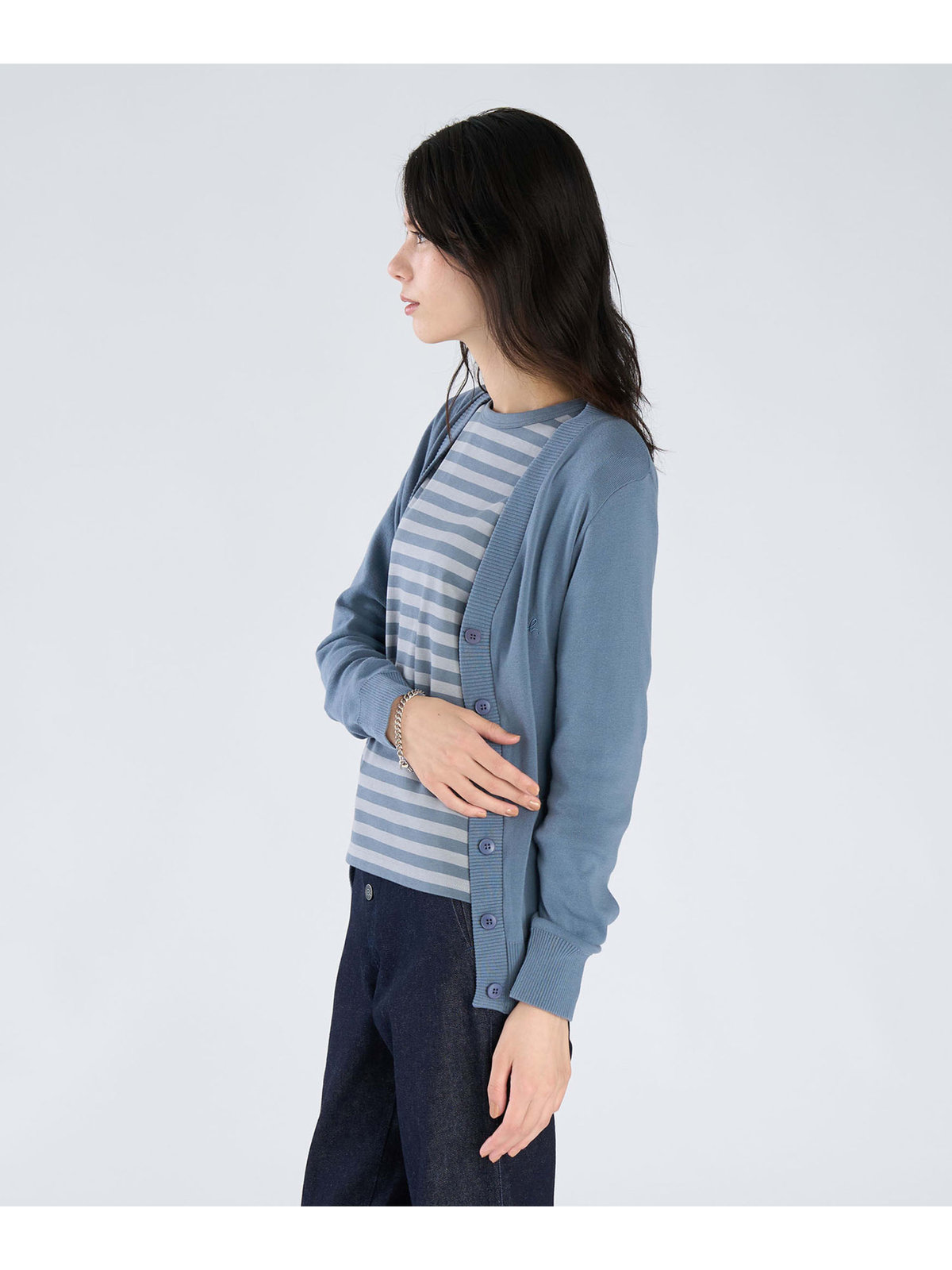 FEMME ウィメンズ ”b.”ロゴ刺繍 コットン Vネック ニットカーディガン ”Homme” グレー