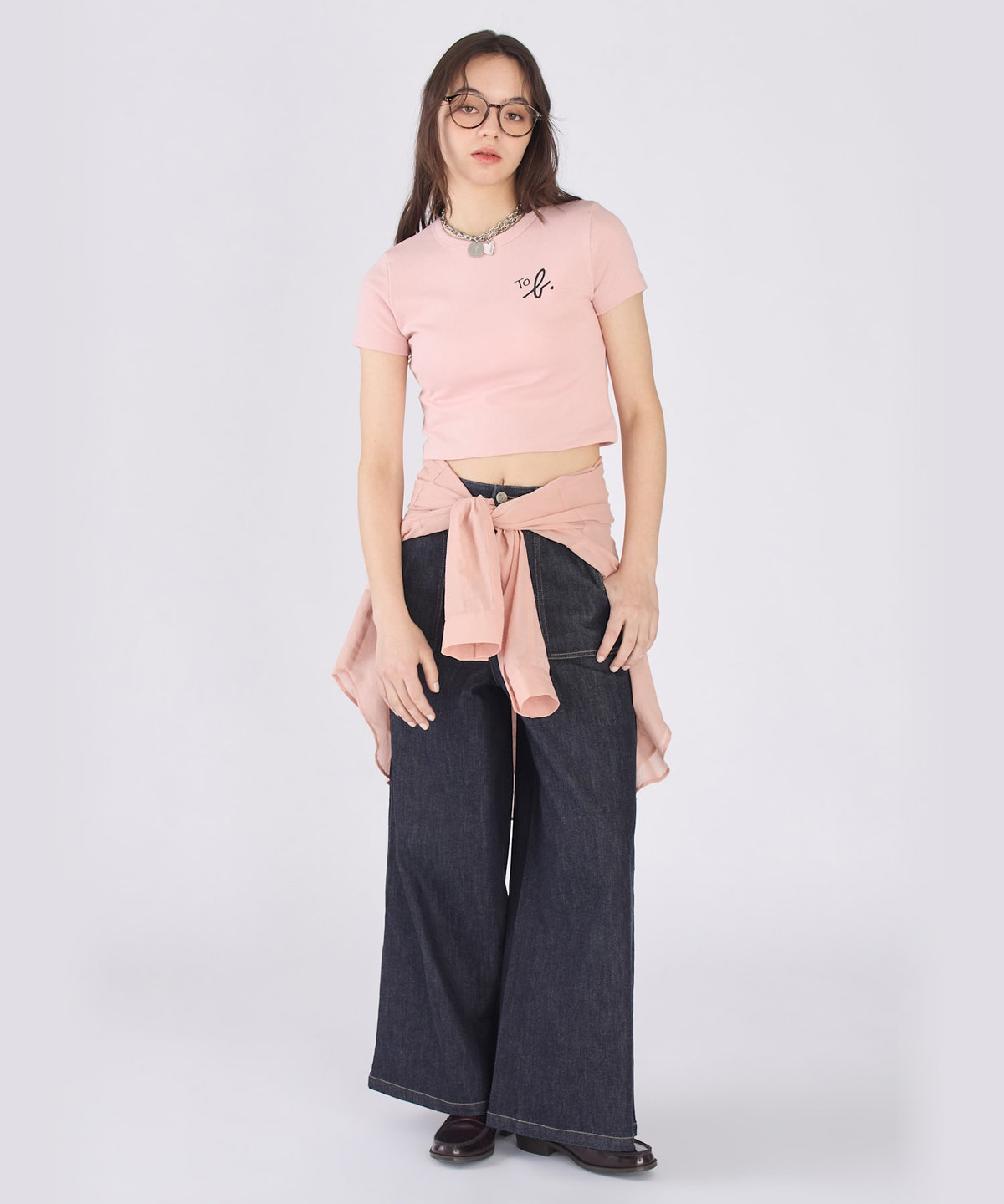 To b. by agnès b. "To b."ロゴ コットン 半袖 クロップド Tシャツ ペールピンク