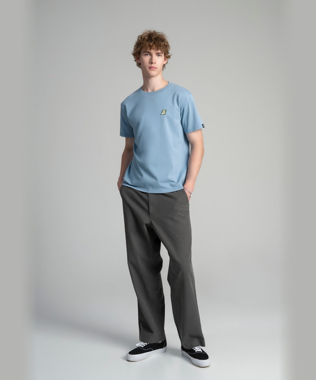 HOMME メンズ SPORT b.  オーガニックコットン 半袖 Tシャツ "Hugging Dino" ライトブルー