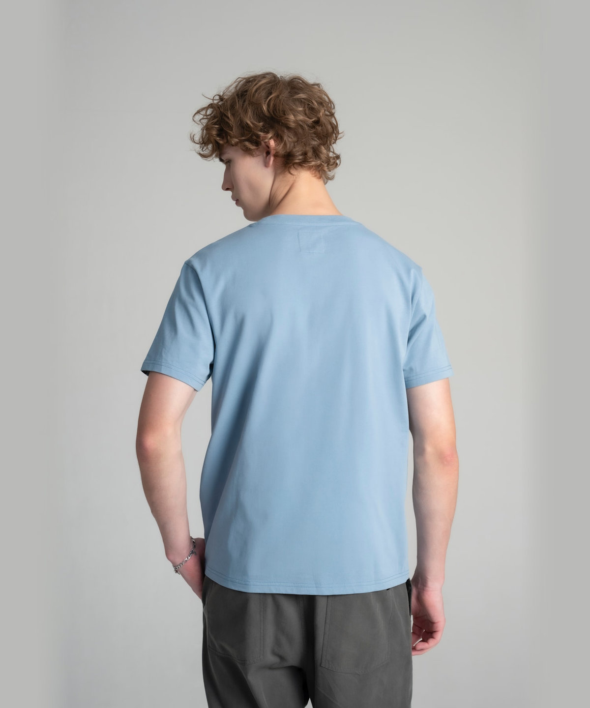 HOMME メンズ SPORT b.  オーガニックコットン 半袖 Tシャツ "Hugging Dino" ライトブルー
