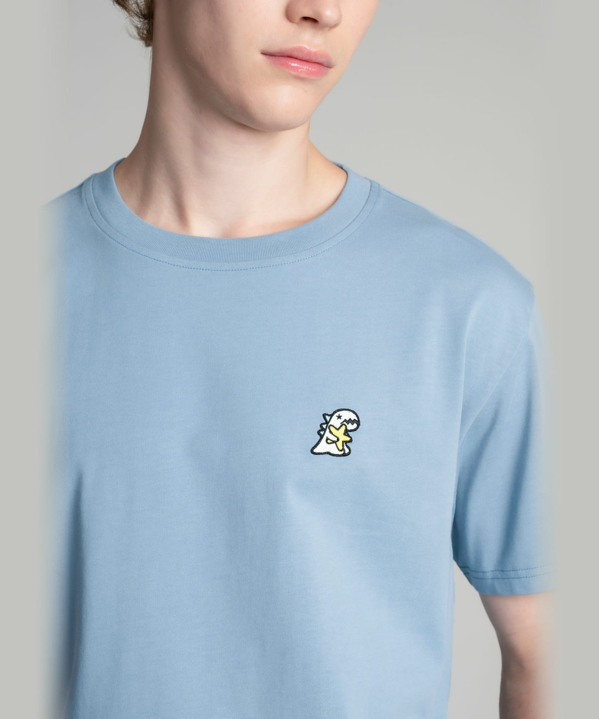 HOMME メンズ SPORT b.  オーガニックコットン 半袖 Tシャツ "Hugging Dino" ライトブルー