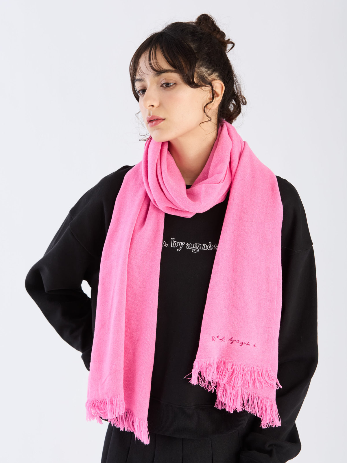 To b. by agnès b. 【Outlet】ロゴ刺繍 ライトウェーブストール ピンク