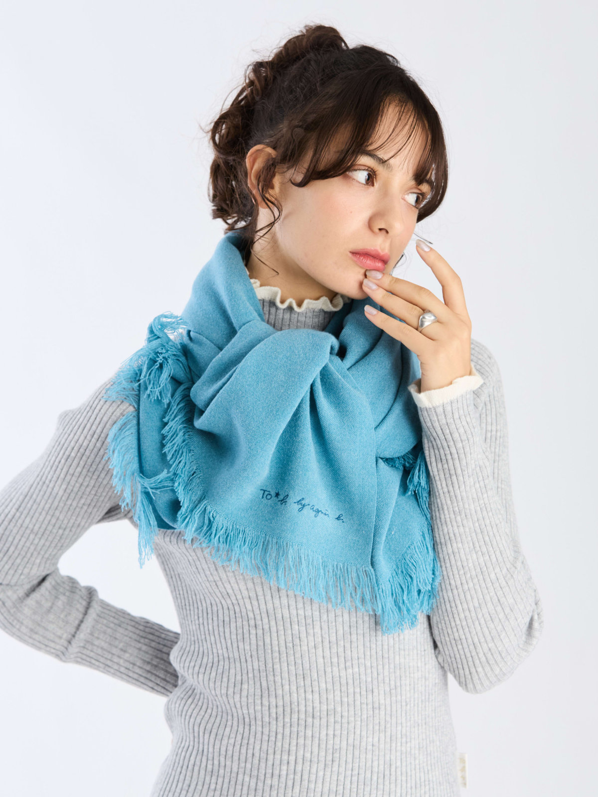 To b. by agnès b. 【Outlet】ロゴ刺繍 ライトウェーブストール ブルー