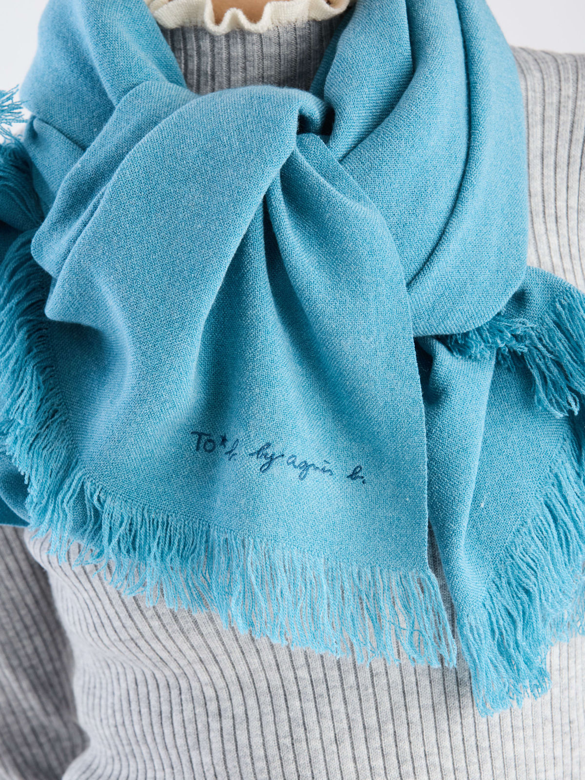 To b. by agnès b. 【Outlet】ロゴ刺繍 ライトウェーブストール ブルー