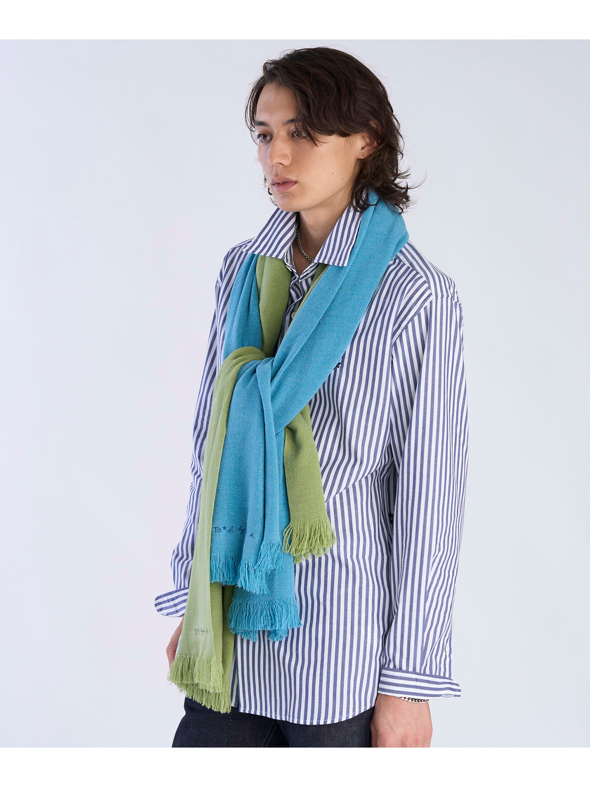 To b. by agnès b. 【Outlet】ロゴ刺繍 ライトウェーブストール ブルー