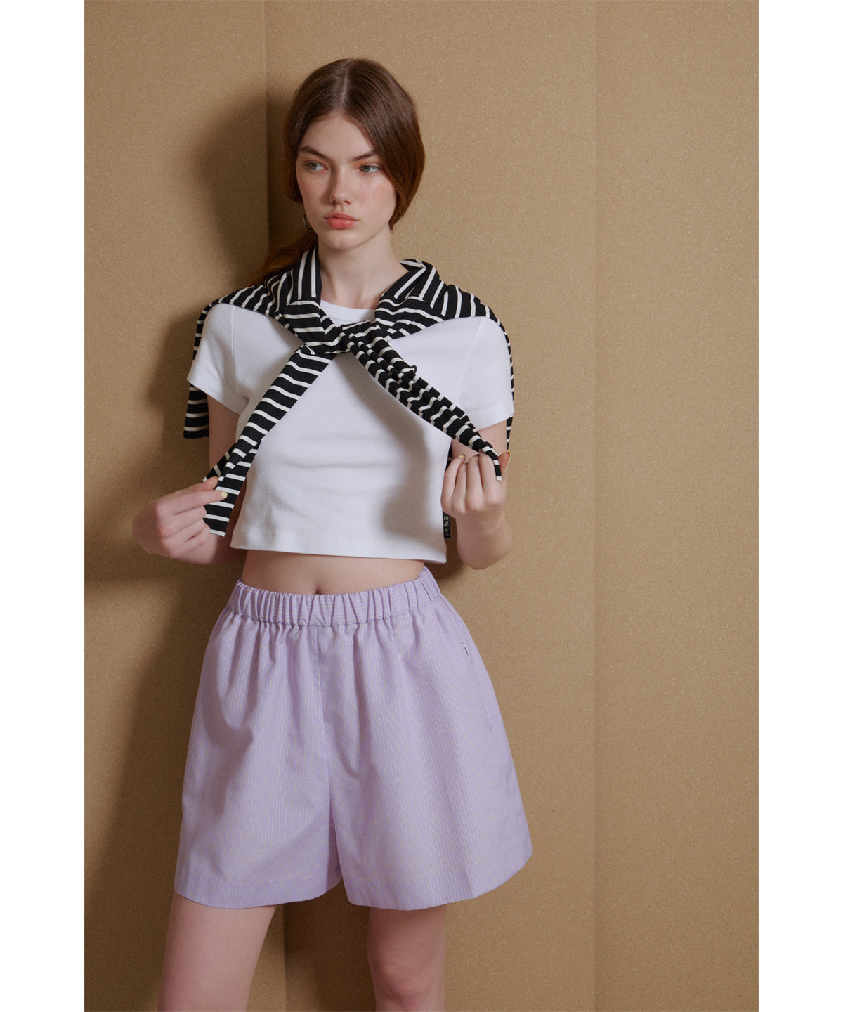To b. by agnès b. "To b."ロゴ コットン 半袖 クロップド Tシャツ ホワイト