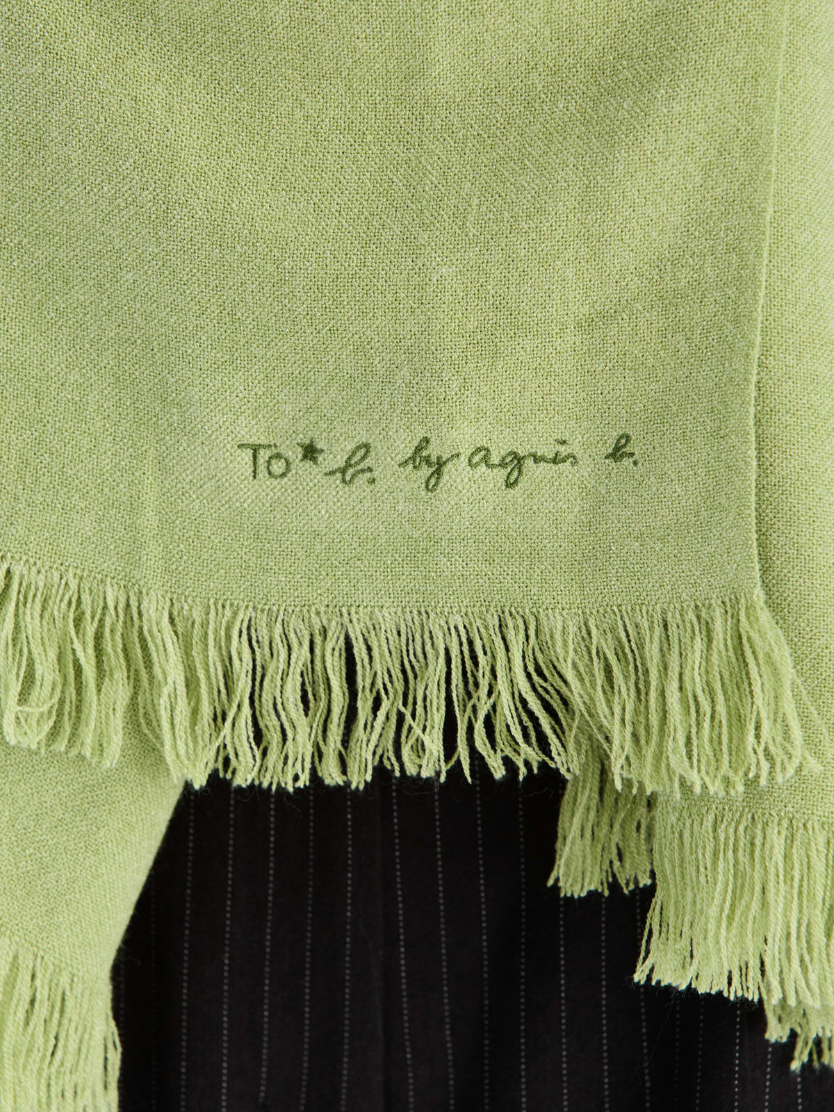 To b. by agnès b. 【Outlet】ロゴ刺繍 ライトウェーブストール グリーン