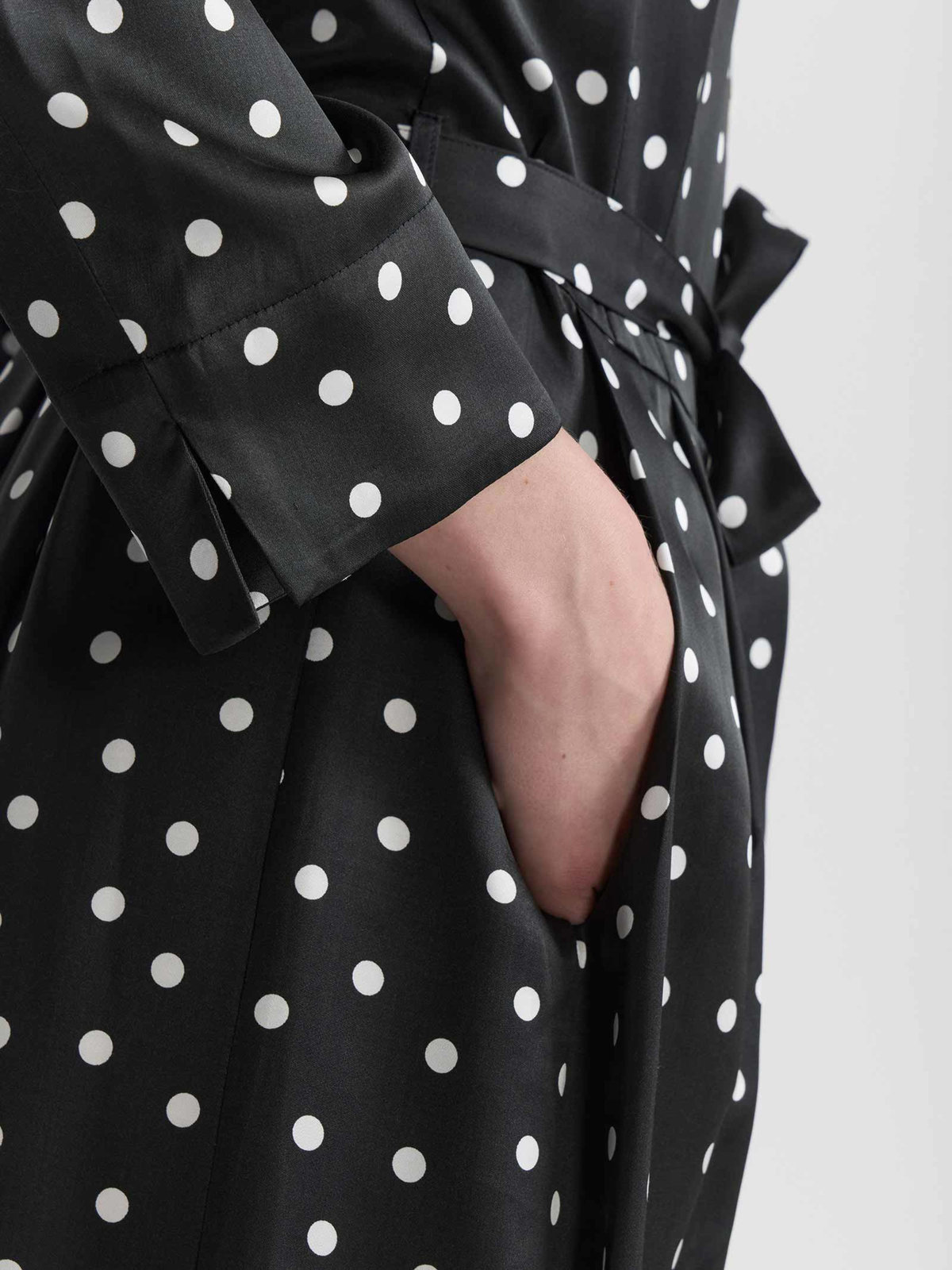 FEMME ウィメンズ ドット 長袖 ワンピース ”Elisa” ブラック