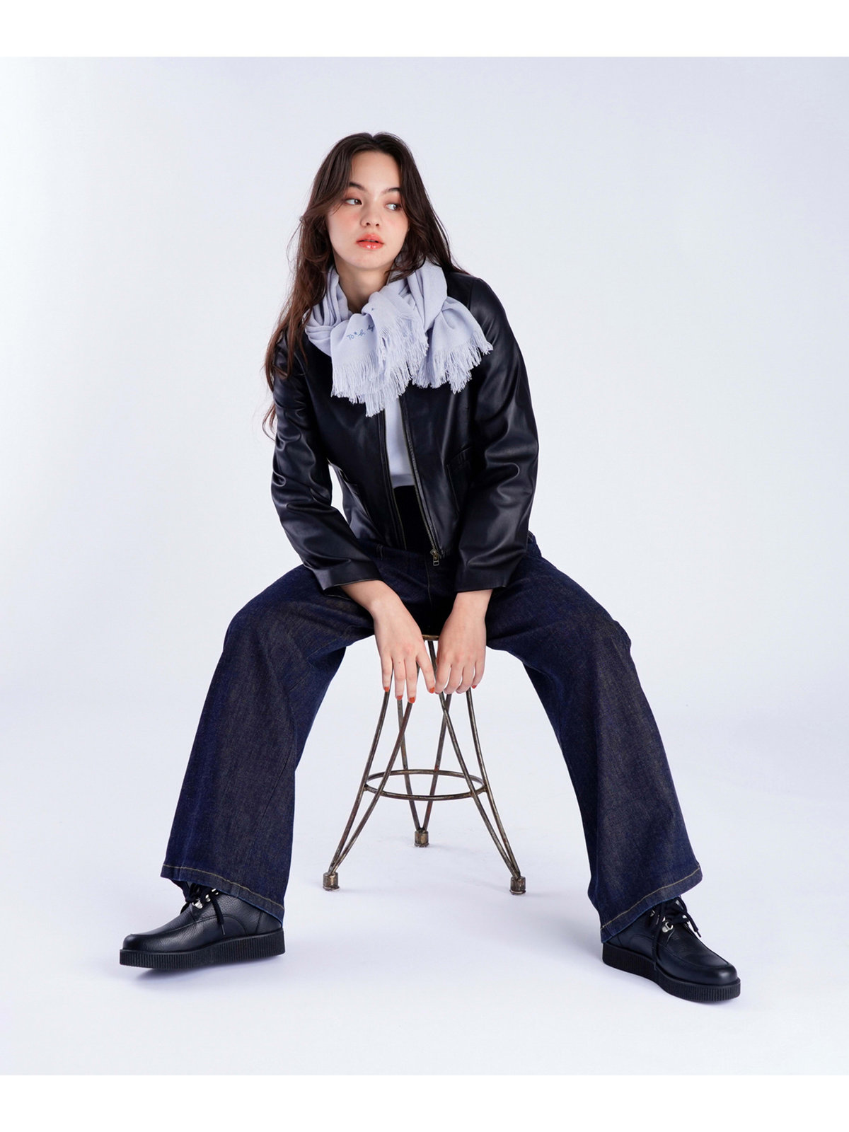 To b. by agnès b. 【Outlet】ロゴ刺繍 ライトウェーブストール グレー