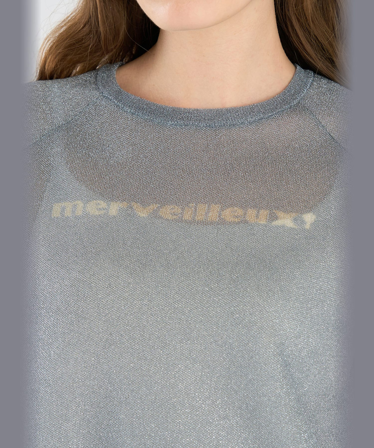 To b. by agnès b. メッセージプリント半袖 ラメプルオーバー "MERVEILLEUX!" ライトブルー