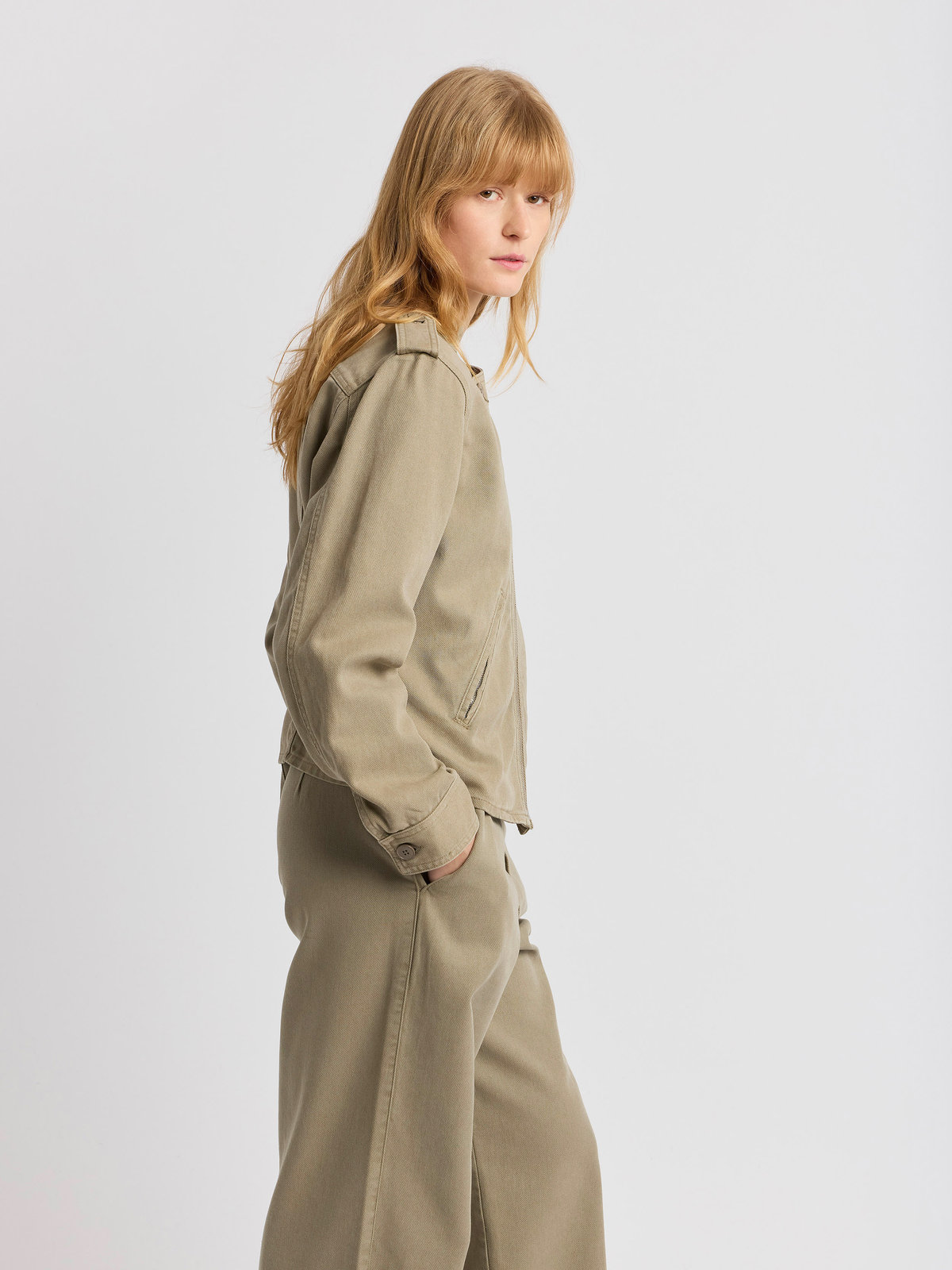 FEMME ウィメンズ コットンギャバジン スタンドカラー ショートジャケット ”Bridgette” ブラウン系その他