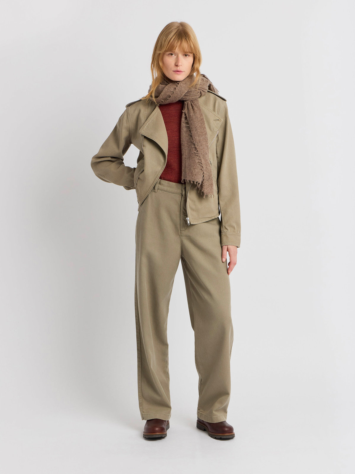 FEMME ウィメンズ コットンギャバジン スタンドカラー ショートジャケット ”Bridgette” ブラウン系その他