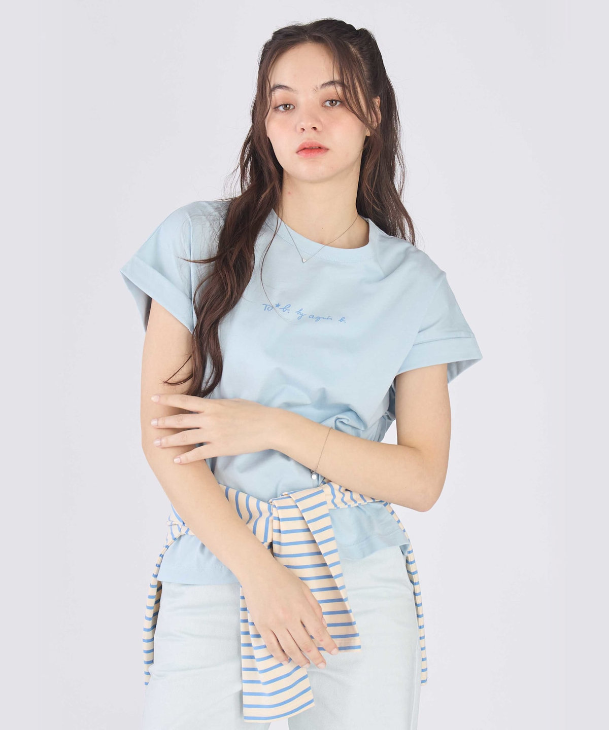 To b. by agnès b. ロゴ プリント コットン マカロン Tシャツ ブルー
