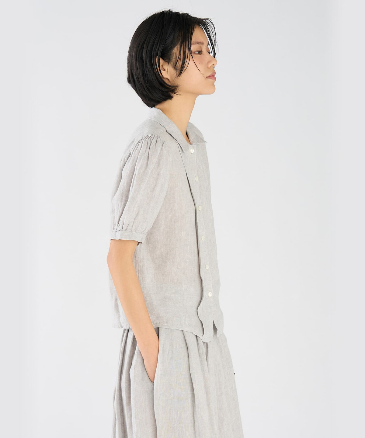 FEMME ウィメンズ リネン 半袖 スタンドカラー ブラウス "New Desir" グレー