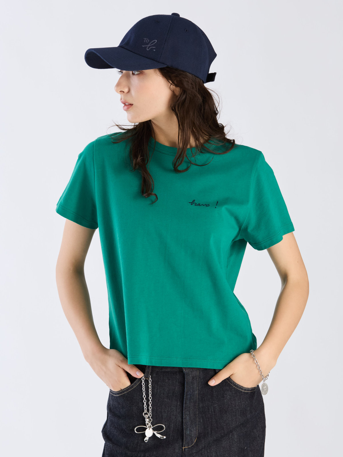 To b. by agnès b. 【Outlet】プリント オーガニックコットン 半袖 Tシャツ "Bravo!" グリーン