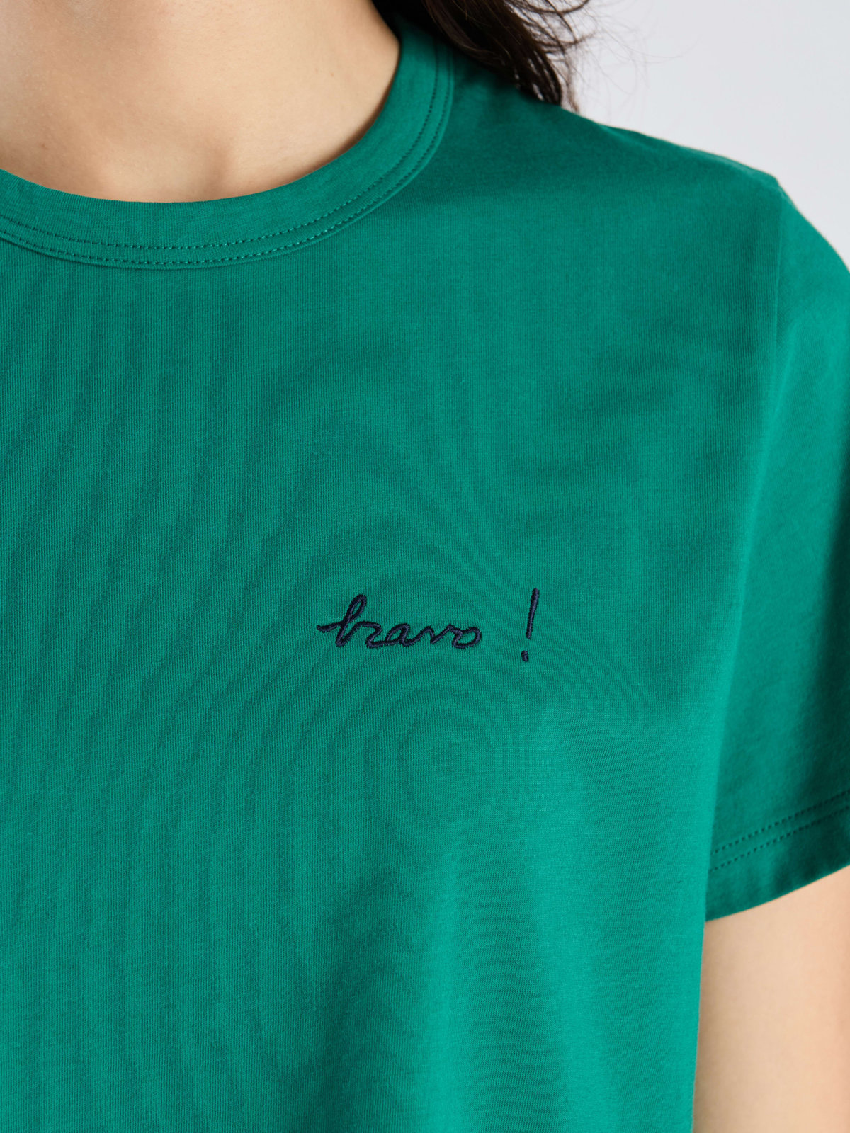 To b. by agnès b. 【Outlet】プリント オーガニックコットン 半袖 Tシャツ "Bravo!" グリーン