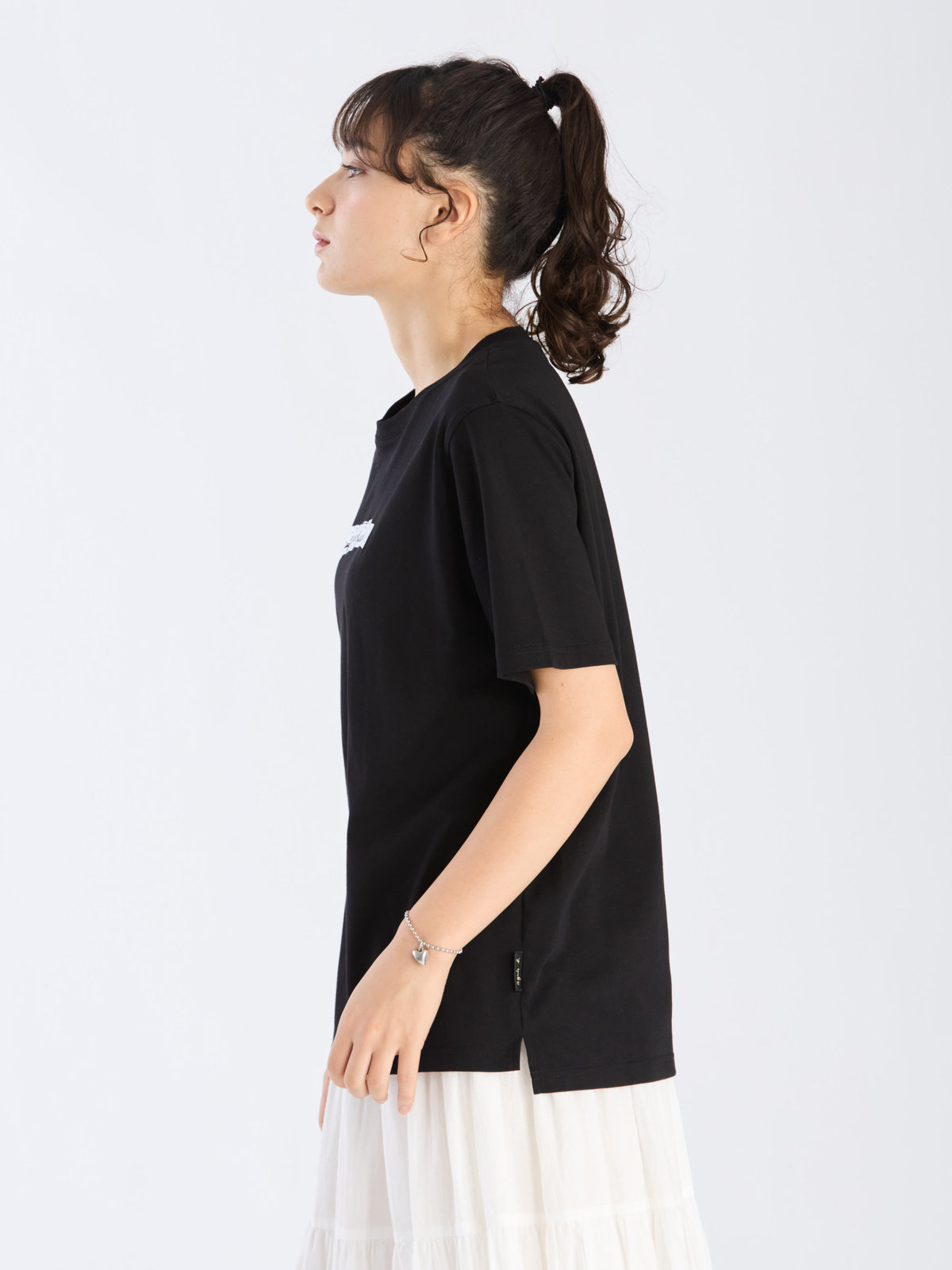 To b. by agnès b. 【Outlet】オーガニックコットン メッセージ Tシャツ "j'adore paris" ブラック