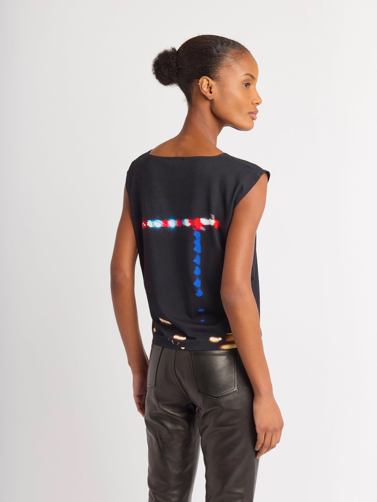 FEMME ウィメンズ フォトプリント ボートネック ノースリーブ Tシャツ ”Grue nuit” マルチ