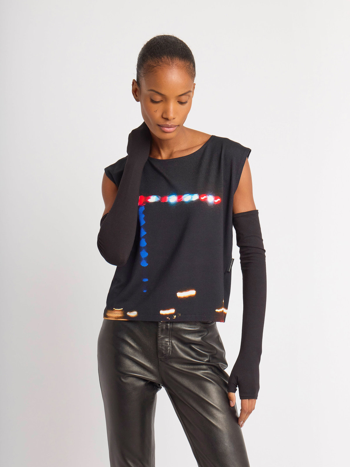 FEMME ウィメンズ フォトプリント ボートネック ノースリーブ Tシャツ ”Grue nuit” マルチ