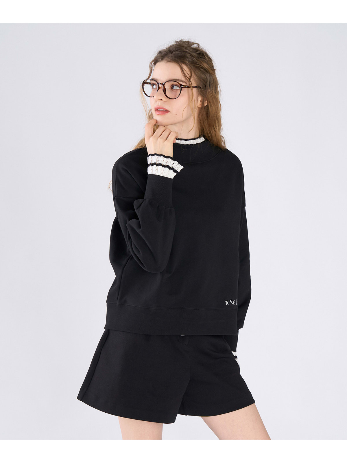 To b. by agnès b. WEB限定 ロゴ コットン ボリュームスリーブ スウェットプルオーバー ブラック