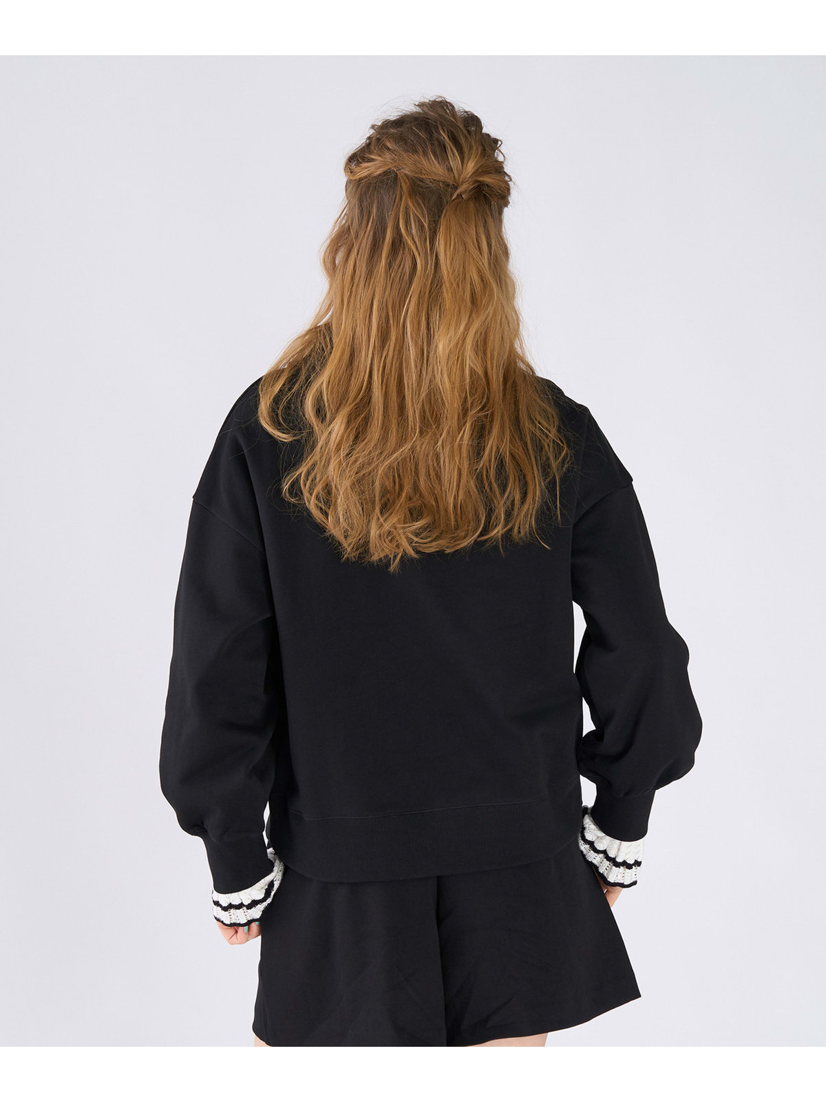 To b. by agnès b. WEB限定 ロゴ コットン ボリュームスリーブ スウェットプルオーバー ブラック