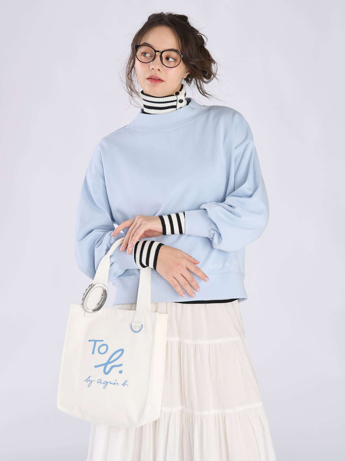 To b. by agnès b. WEB限定 ロゴ コットン ボリュームスリーブ スウェットプルオーバー ライトブルー