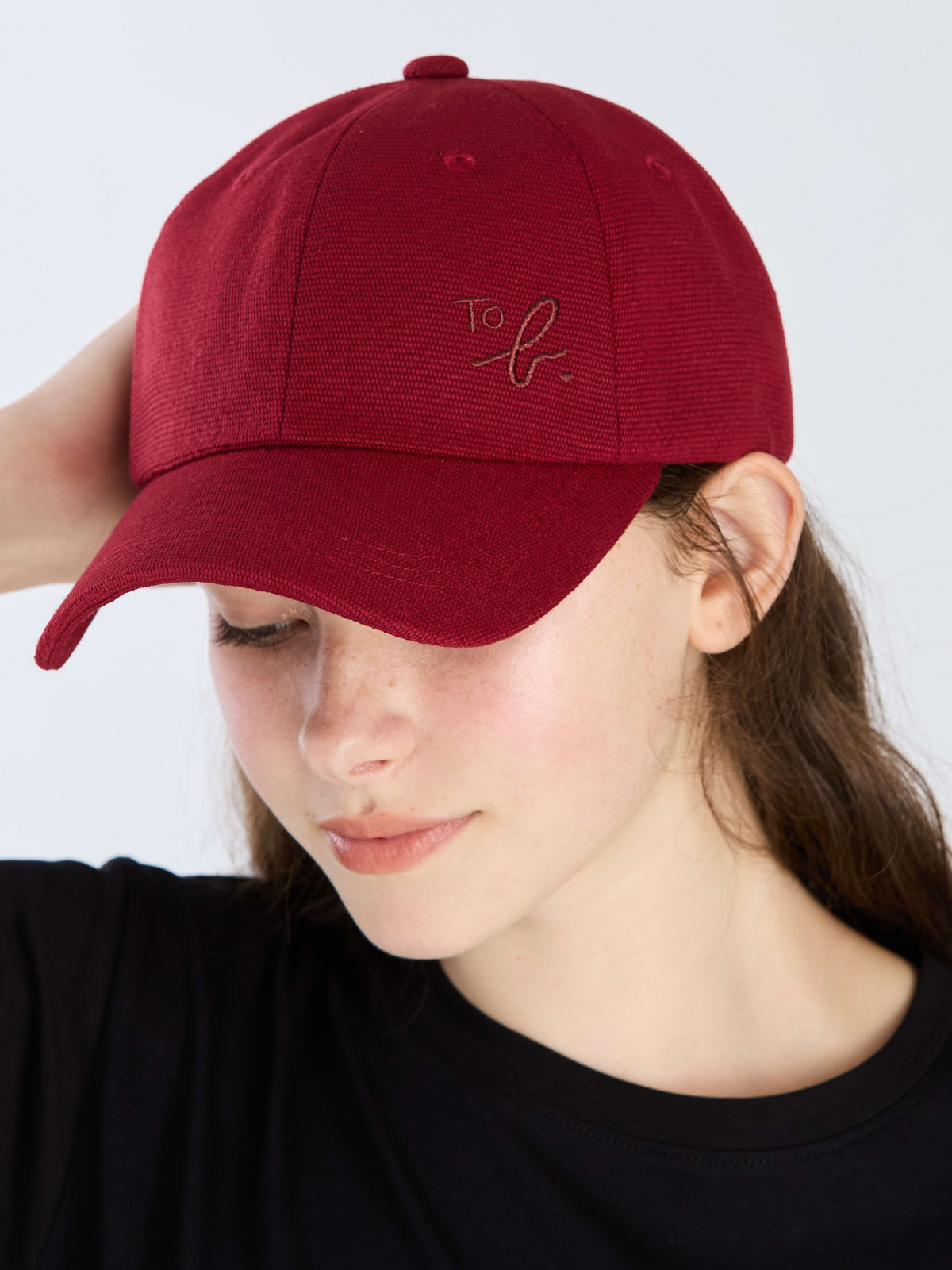 To b. by agnès b. ”To b.”ロゴ刺繍 キャップ レッド