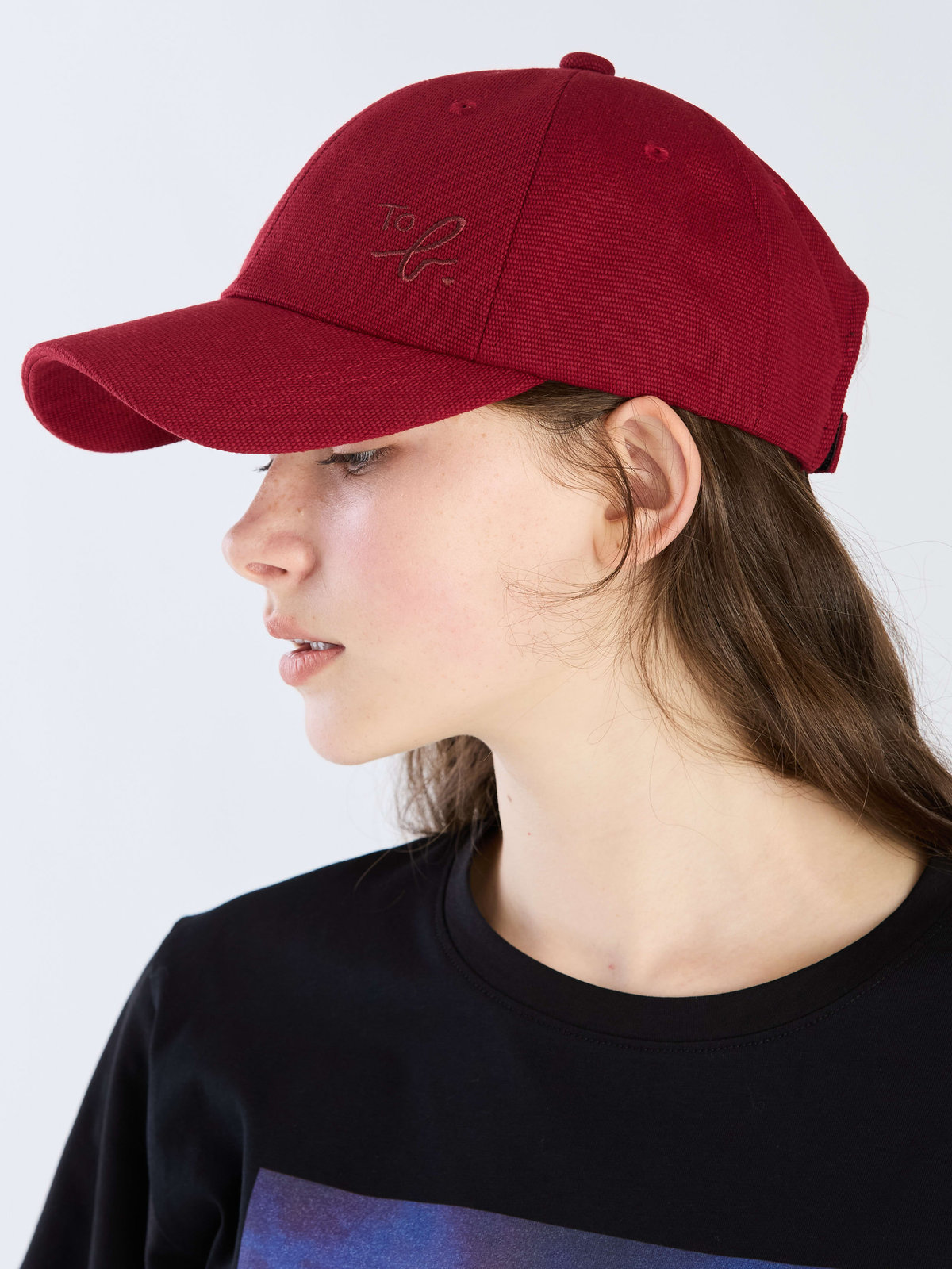 To b. by agnès b. ”To b.”ロゴ刺繍 キャップ レッド