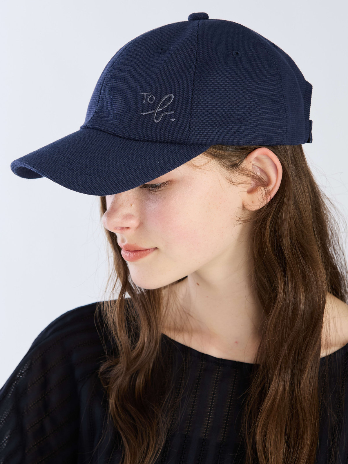 To b. by agnès b. 【Outlet】"To b."ロゴ刺繍 キャップ ネイビー