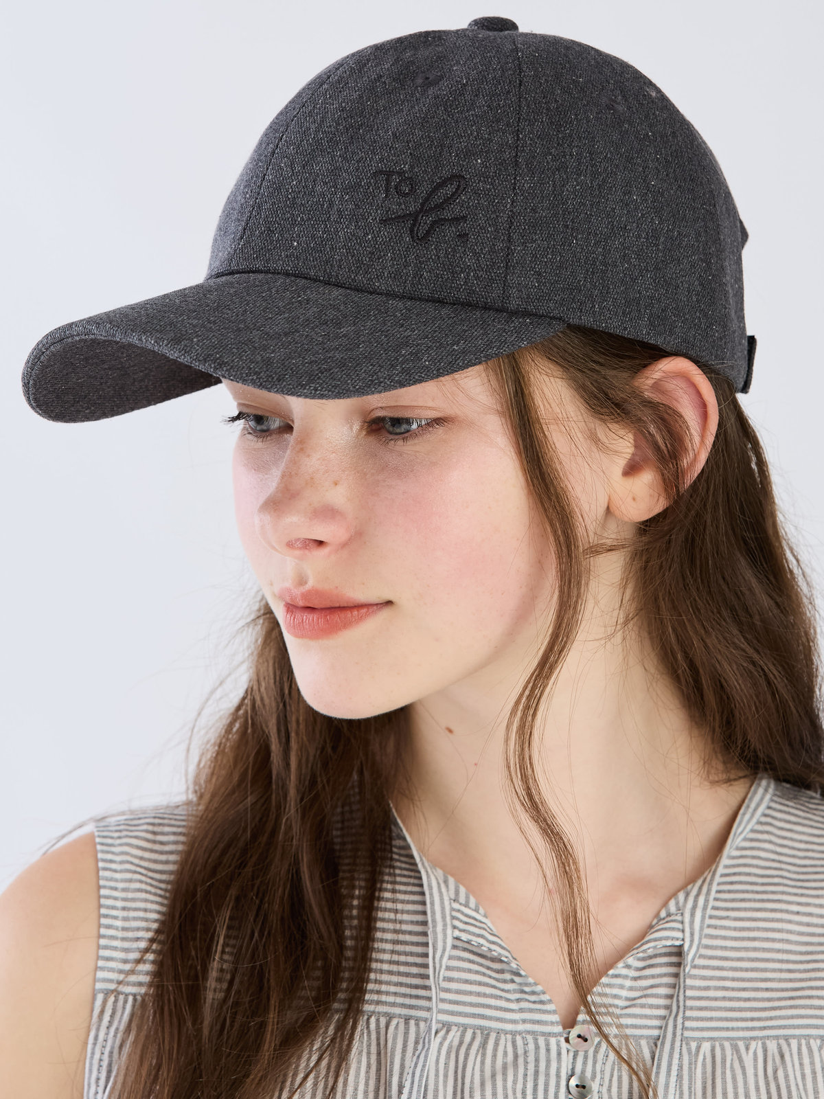 To b. by agnès b. 【Outlet】"To b."ロゴ刺繍 キャップ グレー