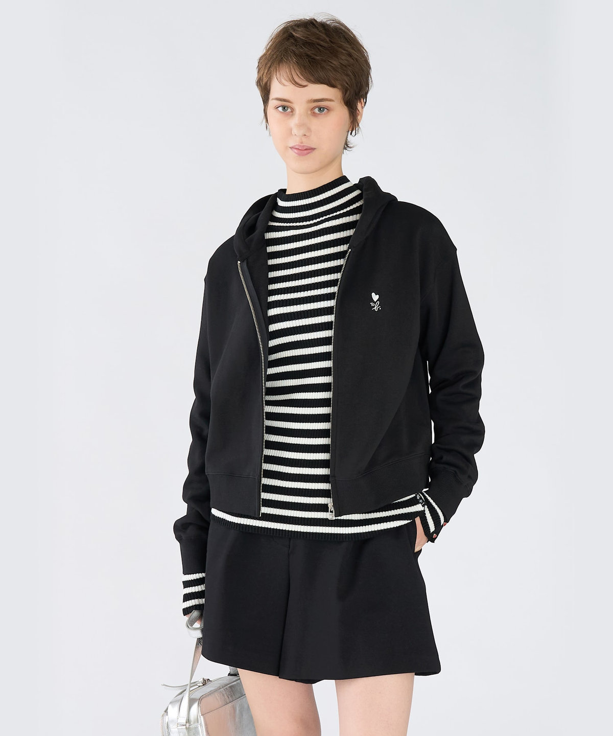 To b. by agnès b. WEBスペシャル ハートロゴ刺繍 コットン ジップアップフーディー ブラック