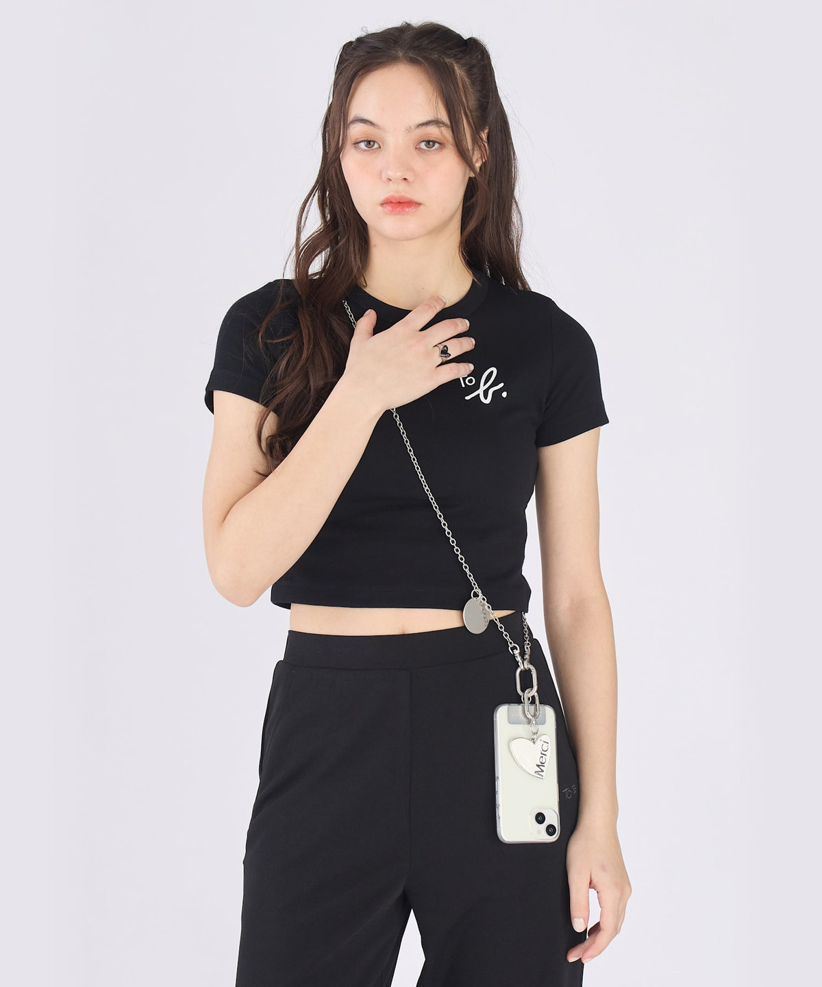 To b. by agnès b. "To b."ロゴ コットン 半袖 クロップド Tシャツ ブラック