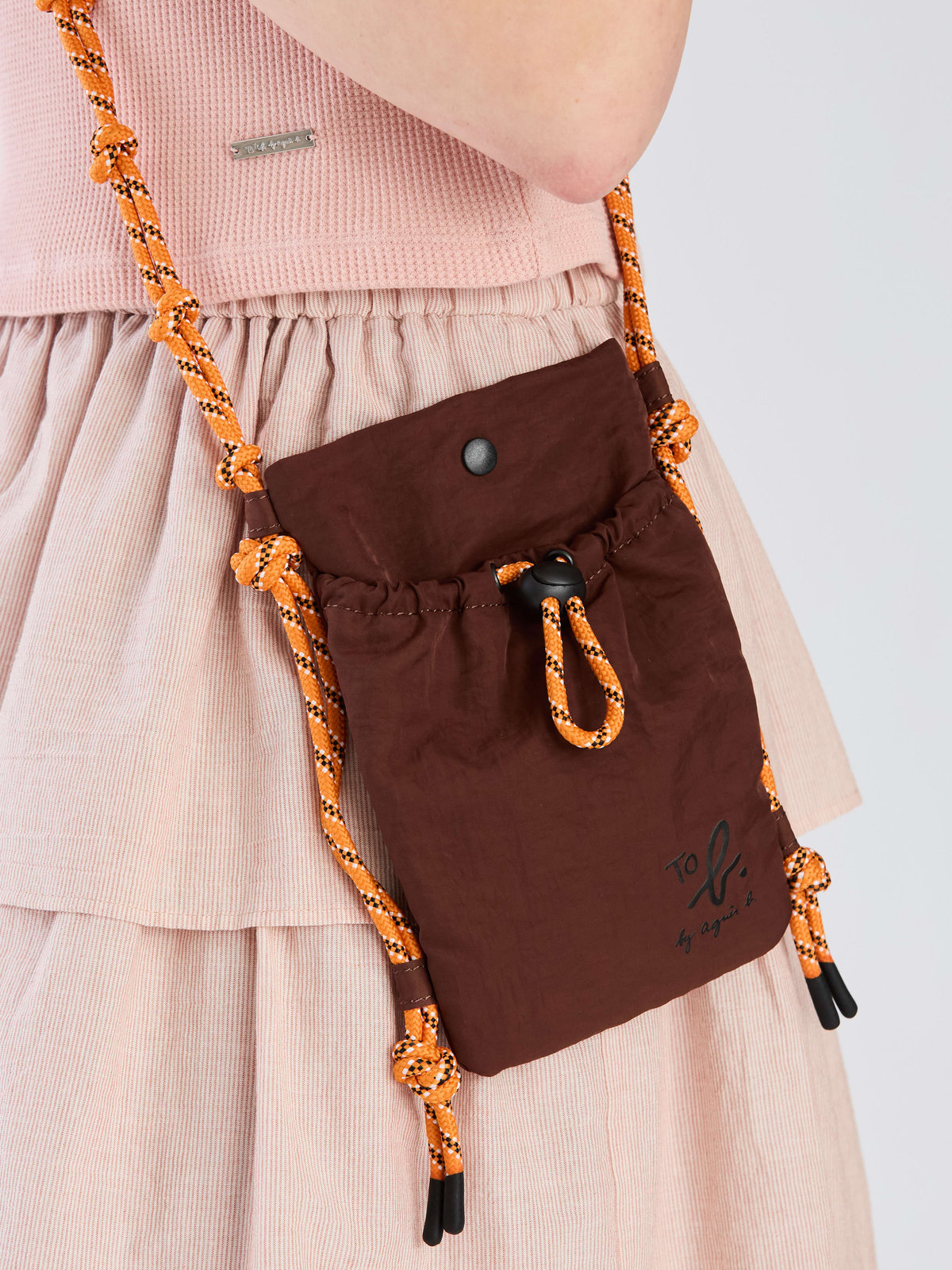 To b. by agnès b. 【Outlet】ナイロン ミニショルダーポシェット ブラウン