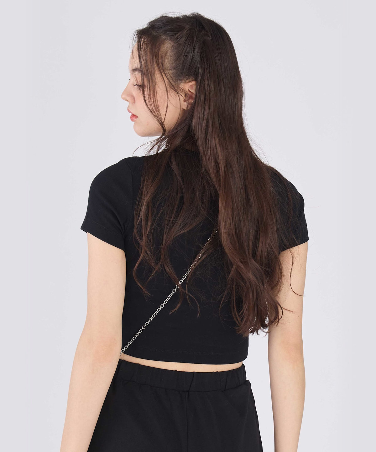 To b. by agnès b. "To b."ロゴ コットン 半袖 クロップド Tシャツ ブラック